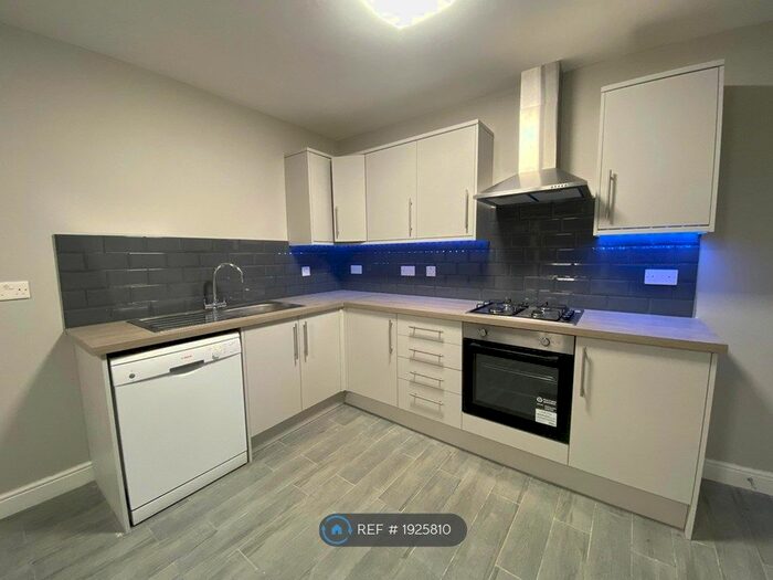 3 Bedroom Flat To Rent In Elmshurst, Greenhithe, DA9