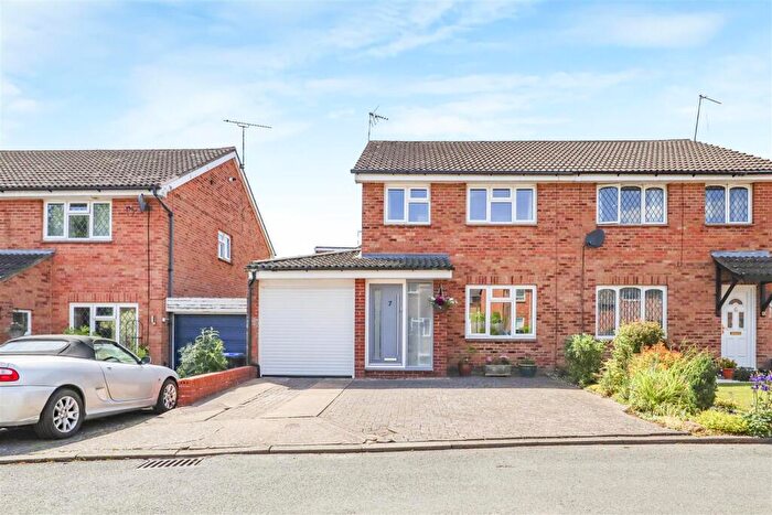 3 Bedroom Semi-Detached House For Sale In Framlingham Grove, Kenilworth, CV8
