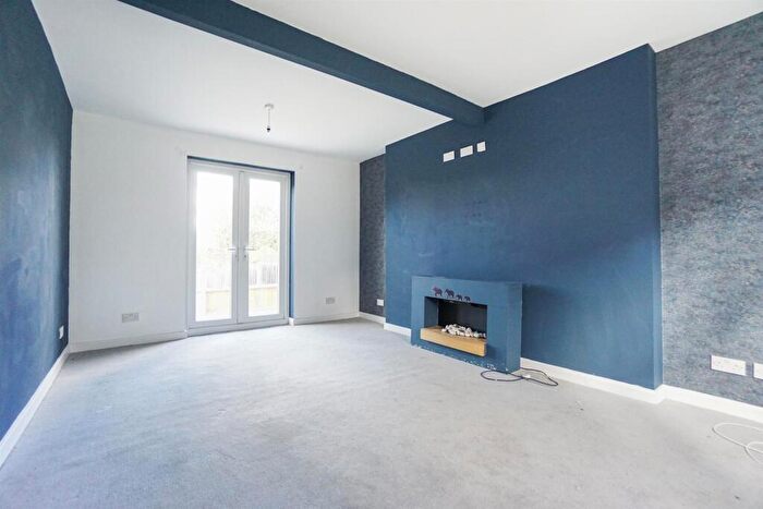 3 Bedroom End Of Terrace House For Sale In Oak Street, Hollingwood, Chesterfield, S43