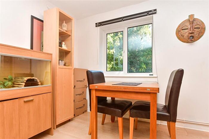 2 Bedroom Flat For Sale In Court Bushes Road, Whyteleafe, Surrey, CR3