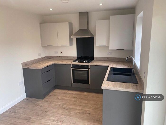 3 Bedroom Semi-Detached House To Rent In Barnes Way, Kingswood, HU7