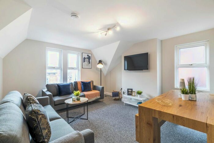 3 Bedroom Flat To Rent In Watkinson Road, Finsbury Park, London, N7