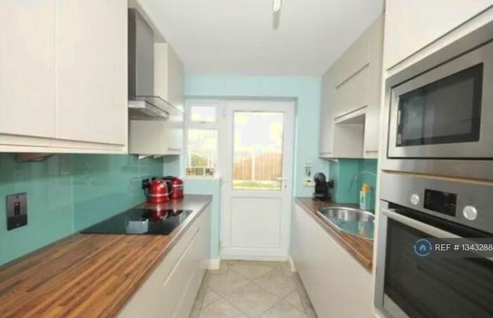 3 Bedroom Detached House To Rent In Old House Road, Chesterfield, S40