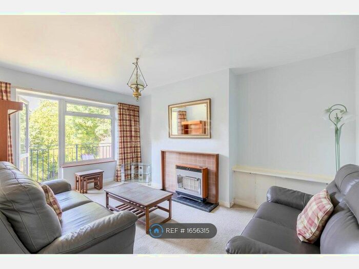 3 Bedroom Flat To Rent In Queen Elizabeths Close, London, N16