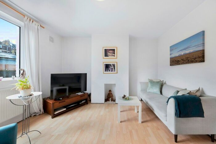 2 Bedroom Flat To Rent In Chepstow Crescent, London, W11