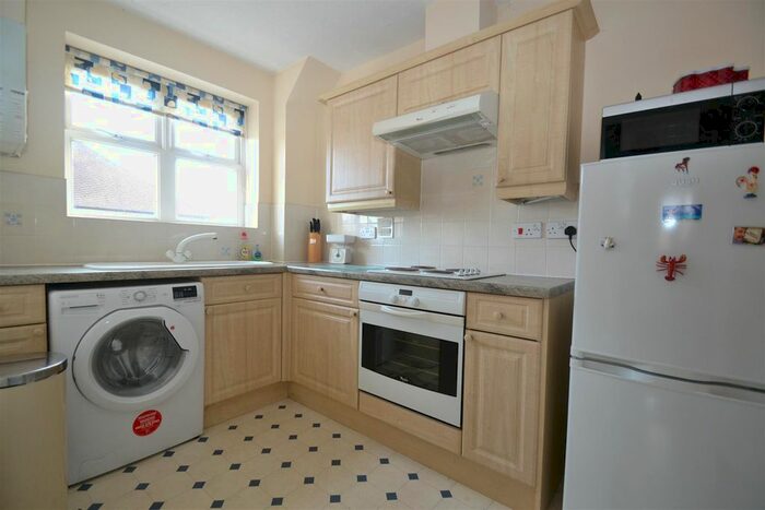 2 Bedroom Flat To Rent In Regents Mews, Horley, RH6