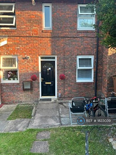 2 Bedroom Flat To Rent In Hope Close, London, SE12