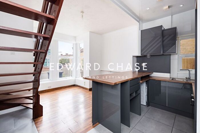 2 Bedroom Flat To Rent In The Drive, Ilford, IG1