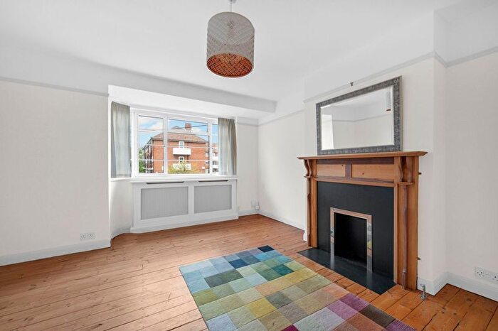 2 Bedroom Maisonette To Rent In Richmond Road, Raynes Park, SW20