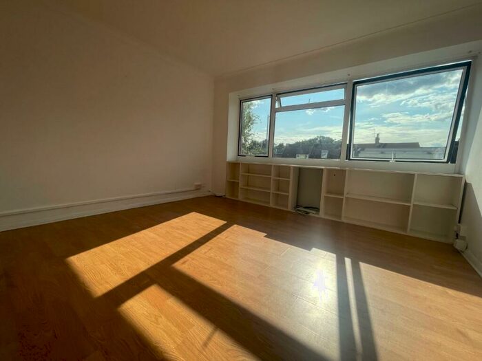 1 Bedroom Flat To Rent In Crossbrook Court, Cheshunt, EN8