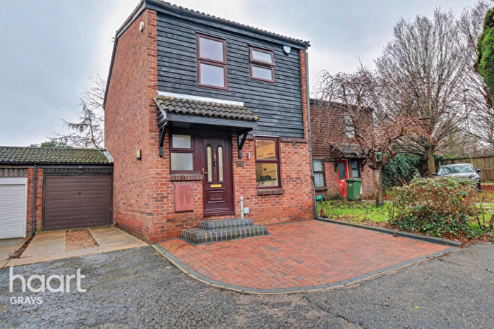 3 Bedroom Semi Detached House For Sale In Erith Court, Purfleet, RM19