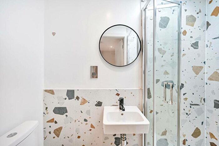 Studio To Rent In Hawks Road, Kingston, Kingston Upon Thames, KT1