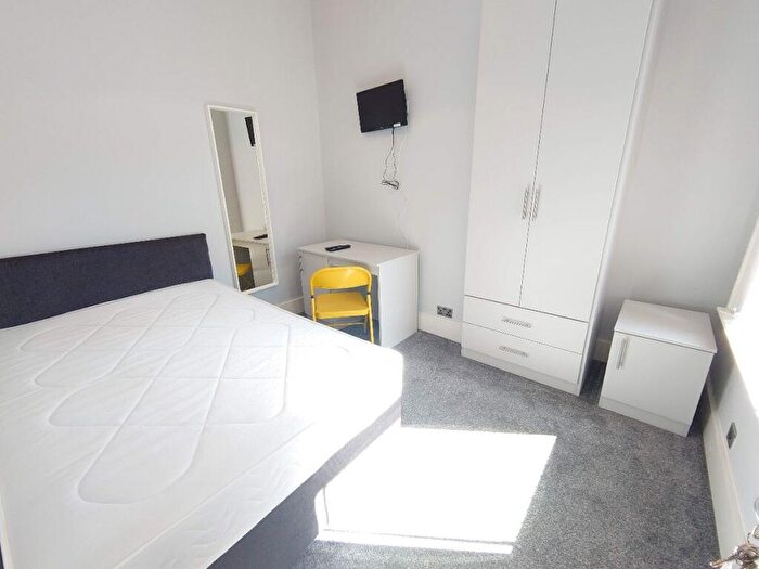 4 Bedroom Terraced House To Rent In Malvern Road, Kensington, L6