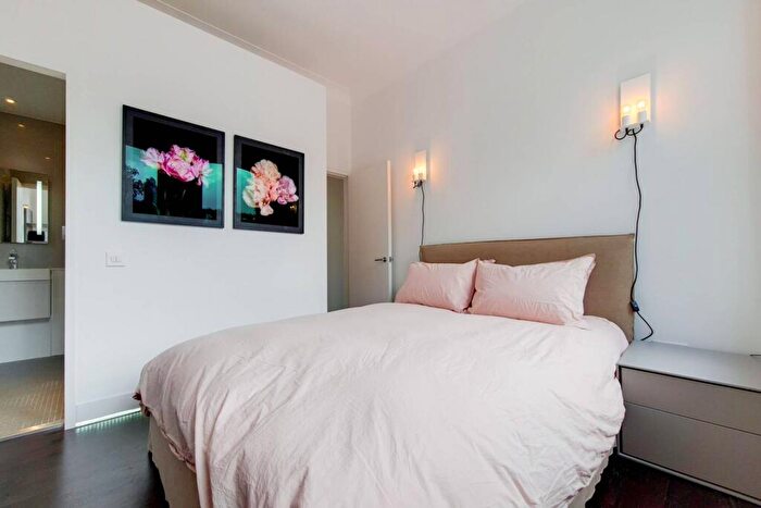 2 Bedroom Flat To Rent In East Heath Road, Hampstead, London, NW3