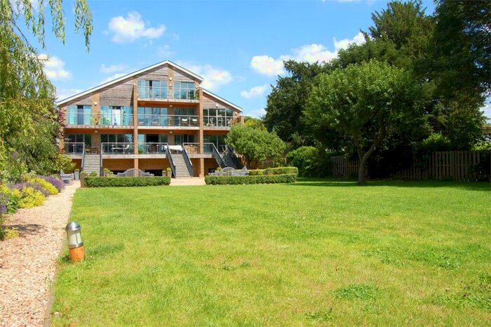 1 Bedroom Apartment To Rent In Hampton Court Road, East Molesey, KT8