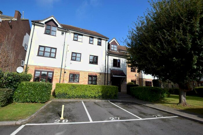1 Bedroom Flat To Rent In Lea Court, The Ridgeway, Chingford, E4