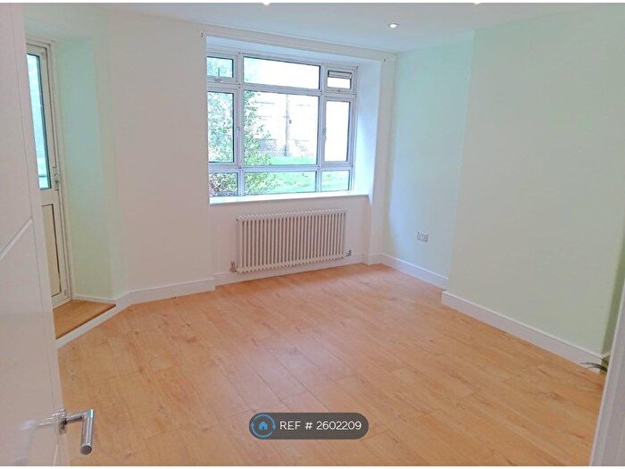 2 Bedroom Flat To Rent In Champlain House, London, W12