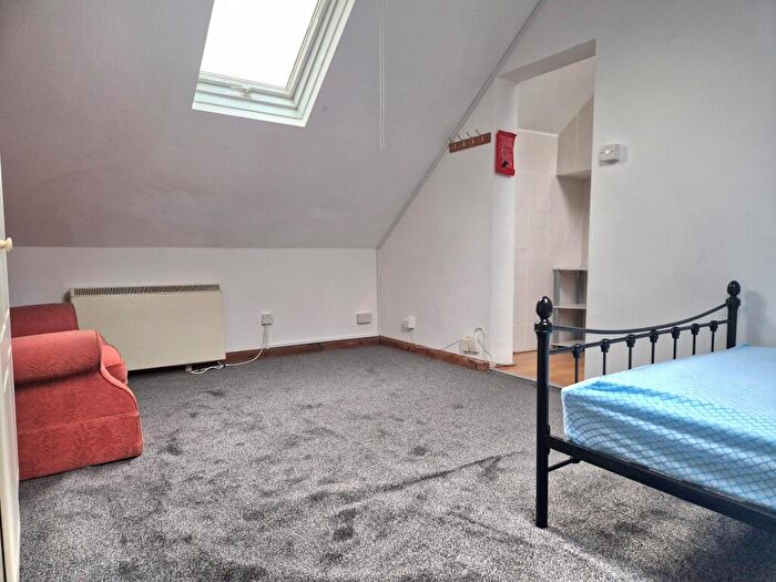 Studio To Rent In Dunstable Road, LU4