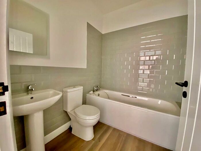 1 Bedroom Flat To Rent In Liverpool Road - Banks Passage, Worthing, BN11