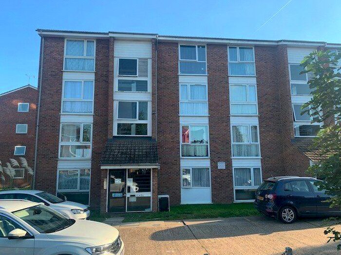 1 Bedroom Flat To Rent In Dellow Close, Ilford, IG2