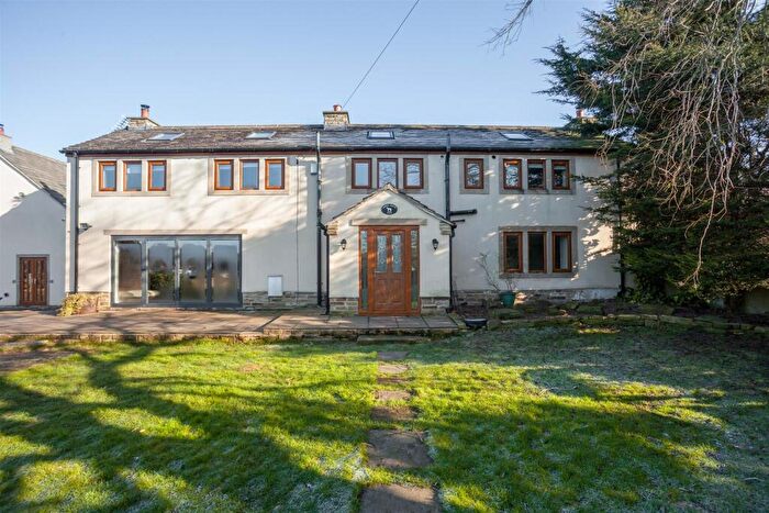 4 Bedroom Detached House To Rent In Cliff Hollins Lane, Oakenshaw, Bradford, BD12