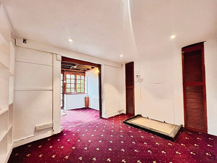 3 Bedroom Semi-Detached House For Sale In The Street, Hothfield, TN26 - Photo 12