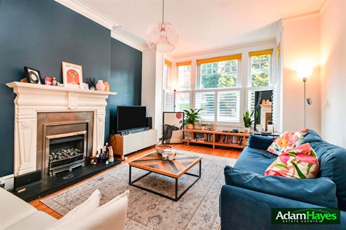 2 Bedroom Maisonette For Sale In Nether Street, Finchley, N3