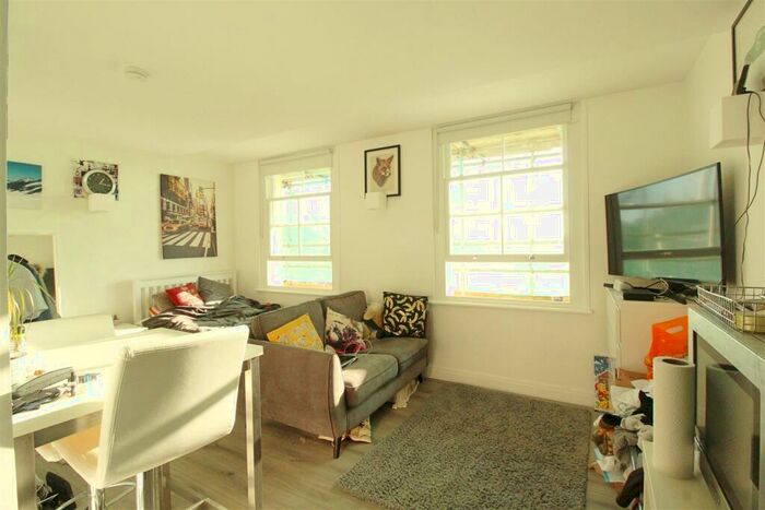 Studio To Rent In Buckingham Place, BN1