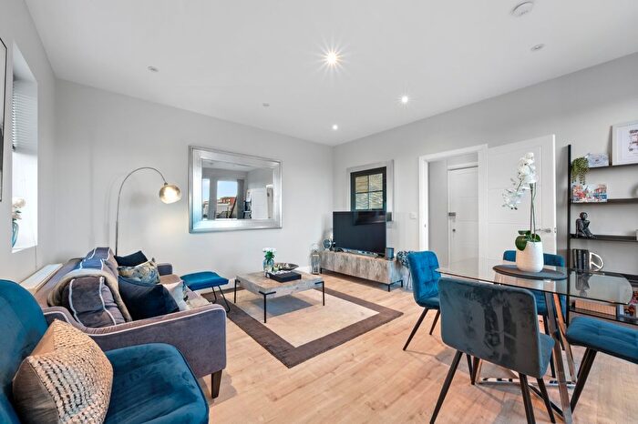 2 Bedroom Flat For Sale In High Street, Walton-On-Thames, KT12