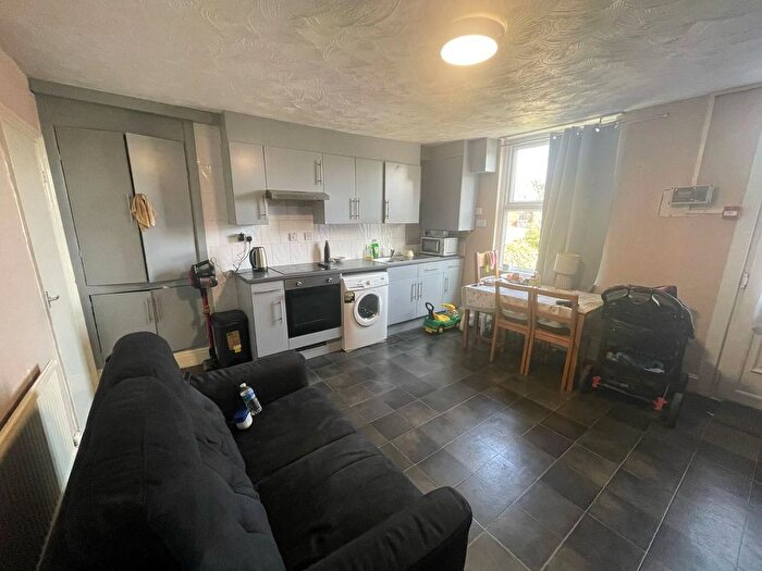 1 Bedroom Flat To Rent In Flat, Armley Ridge Road, Leeds, LS12