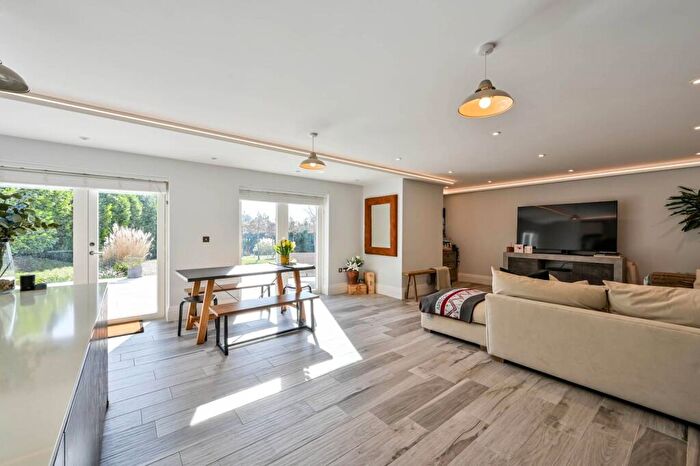 2 Bedroom Flat To Rent In Chantry Point, Guildford, GU1