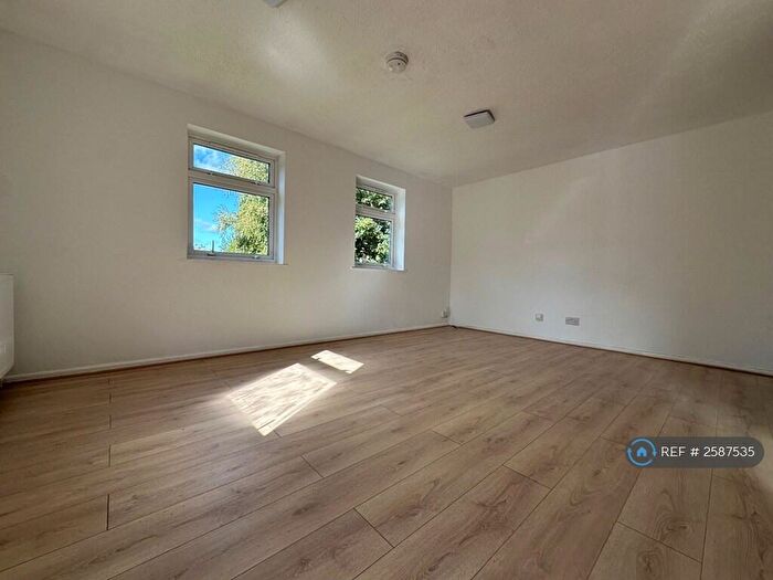 2 Bedroom Flat To Rent In Waldegrave Park, Hertfordshire, AL5