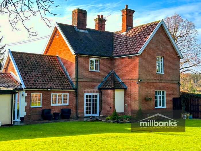 3 Bedroom Semi-Detached House For Sale In Kenninghall Road, Garboldisham, Diss Norfolk, IP22