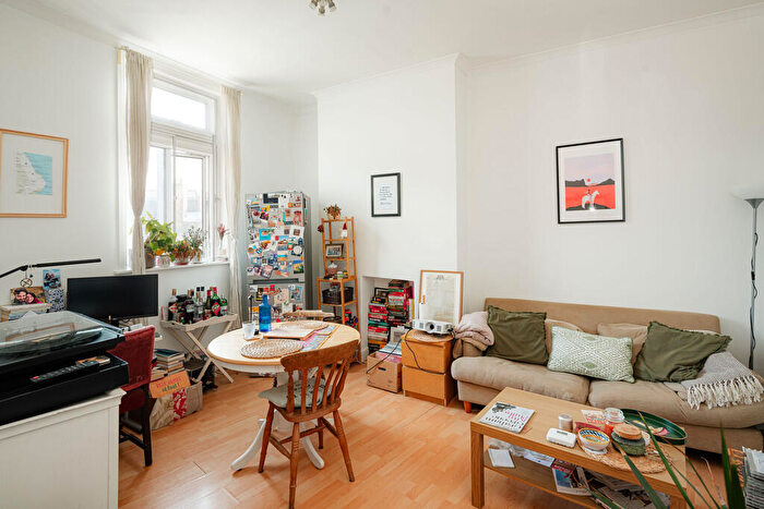 1 Bedroom Apartment For Sale In Camberwell New Road, London, SE5