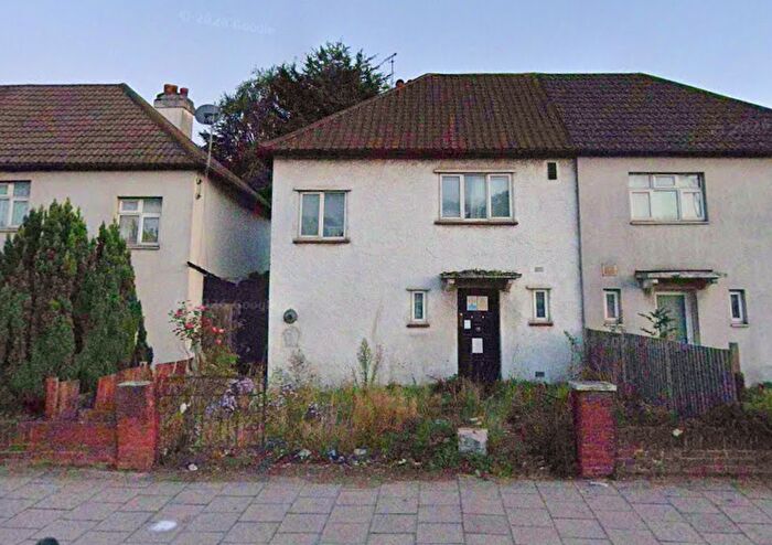 3 Bedroom Semi-Detached House For Sale In North Circular Road, London, London, NW10