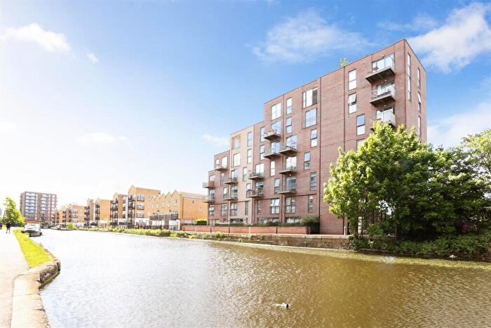 3 Bedroom Flat To Rent In Ravenscroft Court, Mile End, E1