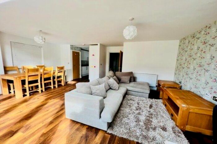 3 Bedroom Flat To Rent In Broughton Lane, Salford, M7