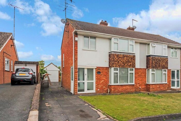 3 Bedroom Semi-Detached House To Rent In Mill View Road, Tring, Hertfordshire, HP23