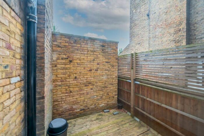1 Bedroom Flat To Rent In Riggindale Road, Streatham, London, SW16