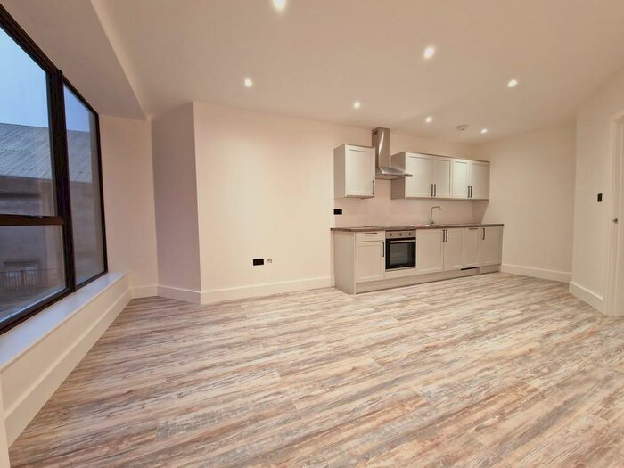 1 Bedroom Apartment To Rent In Kingsbridge Point, SN1