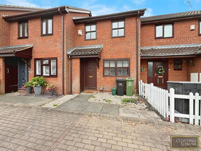 2 Bedroom House To Rent In Douglas Drive, Wickford, SS12