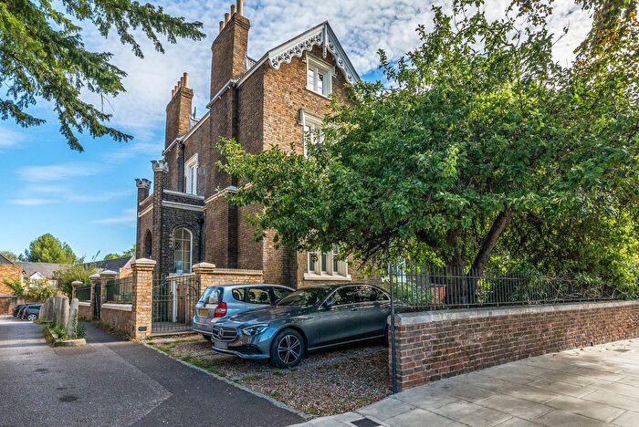2 Bedroom Flat For Sale In Church Grove, Hampton Wick, KT1