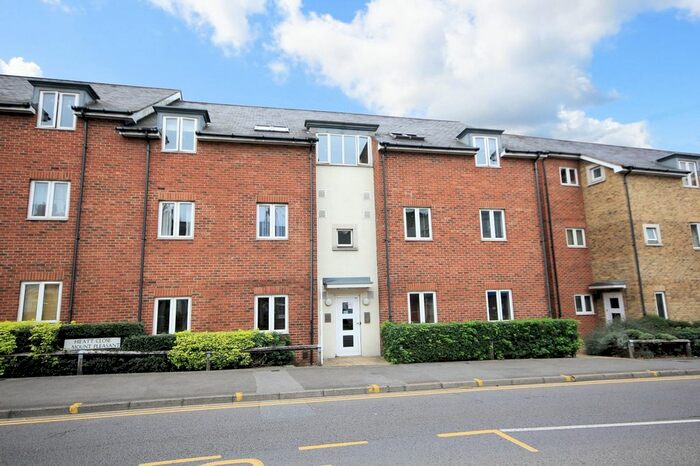 2 Bedroom Flat To Rent In Hieatt Close, Mount Pleasant, Reading, Berkshire, RG1