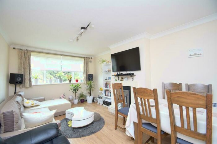 2 Bedroom Maisonette To Rent In Chamberlain Way, Pinner, HA5