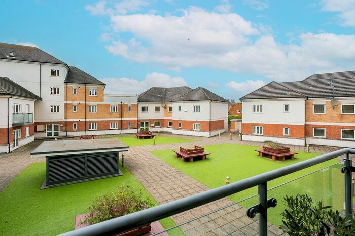 2 Bedroom Flat To Rent In Ley Farm Close, Watford, Hertfordshire, WD25
