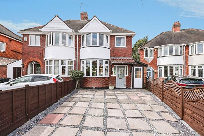 3 Bedroom Semi-detached House For Sale In Leavesden Grove, Birmingham, B26