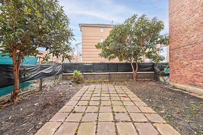 3 Bedroom Flat For Sale In Barnardo Street, Shadwell, London, E1