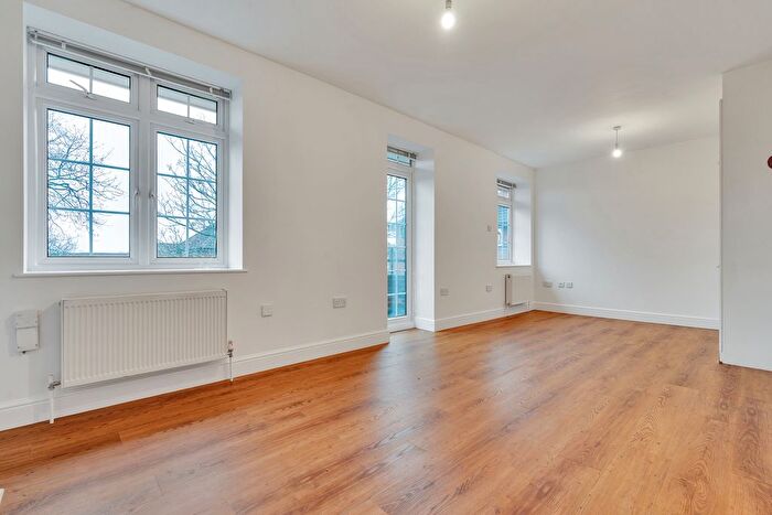 2 Bedroom Flat To Rent In Sable Street, Bingham Court, London, N1