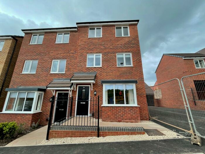 4 Bedroom House To Rent In Harviston Avenue, Gedling, NG4