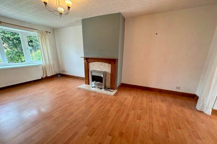 3 Bedroom Semi-Detached Bungalow To Rent In Hollingthorpe Grove, Wakefield, WF4